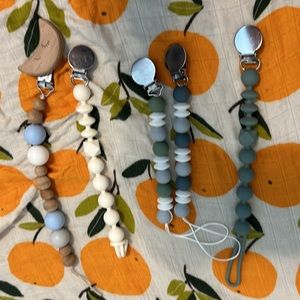 Pacifier clips